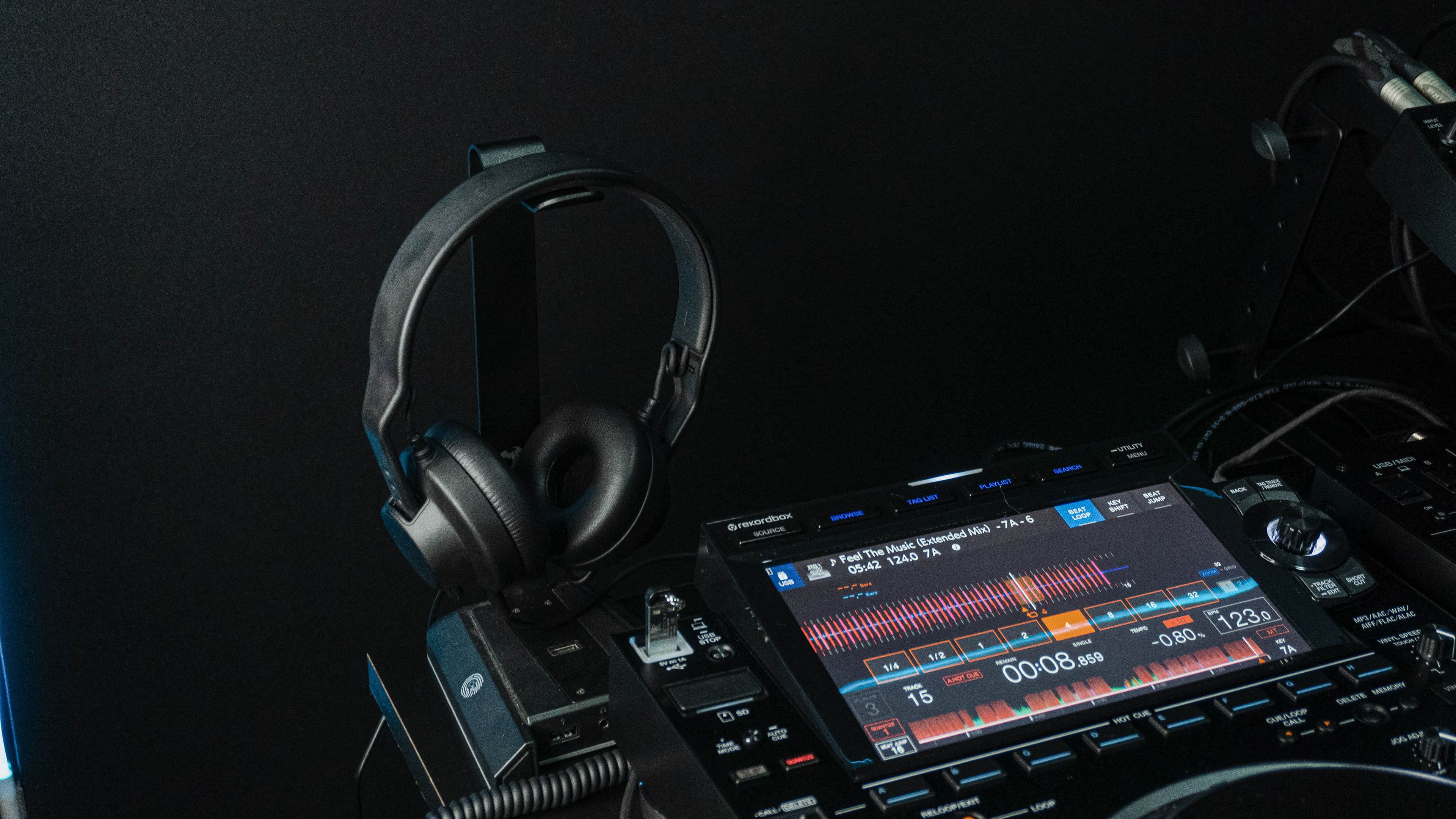 DJ Training background